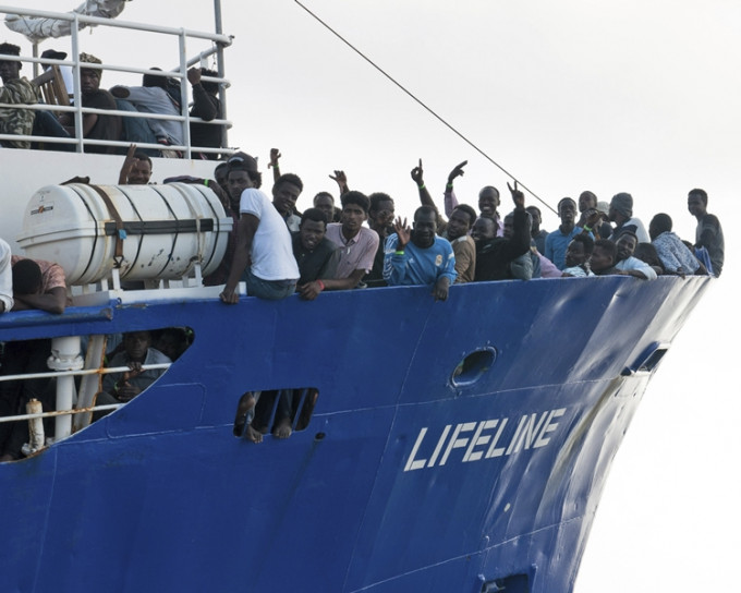 Lifeline载有239人，当中包括14名妇女及4名婴儿。AP