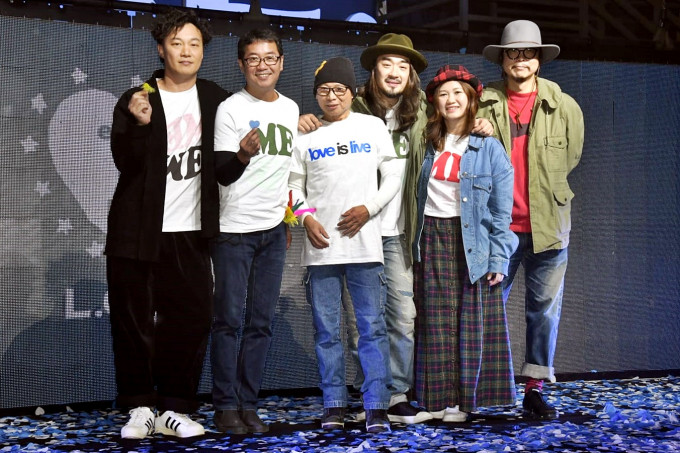 陈奕迅与DUO团队部分成员，包括王双骏、恭硕良、苏德华、孙伟明及翁玮盈等出席新专辑发布会。