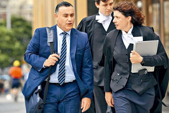 巴里拉罗（左）三月到雪梨法院听审。