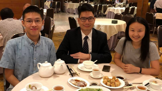 陈浩濂与上年暑假参加「与香港同行」计划成为「工作影子」的两位同学聚会。陈浩濂Fb图