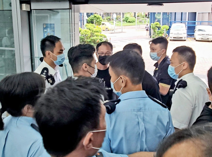 警员在记者会开始前，要求蔡耀昌等人离开现场。