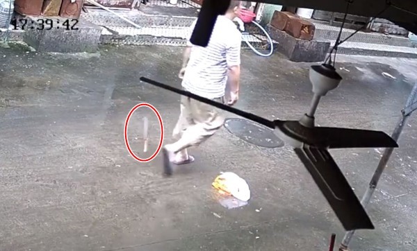 广州一名男途人走在路上，差丁点儿就被从3楼掉落的菜刀砸中。  网上图片