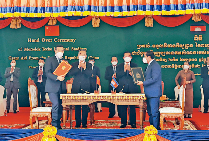 王毅（前排左二）出席中國援柬體育場項目交接儀式。