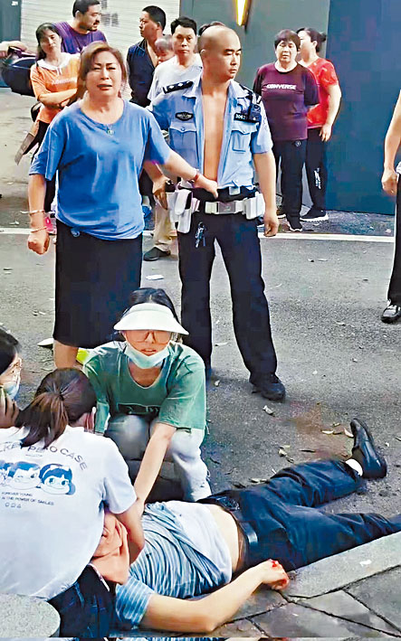 重慶男子被警員開槍擊斃倒地。