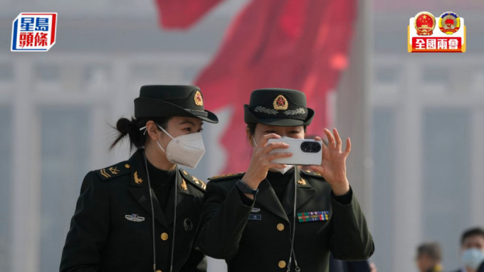 两名解放军代表团女工作人员在天安门广场自拍。