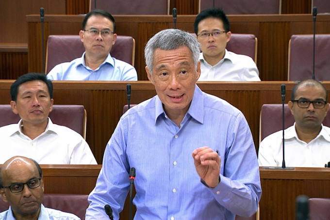新加坡總理李顯龍上國會解釋。AP圖片