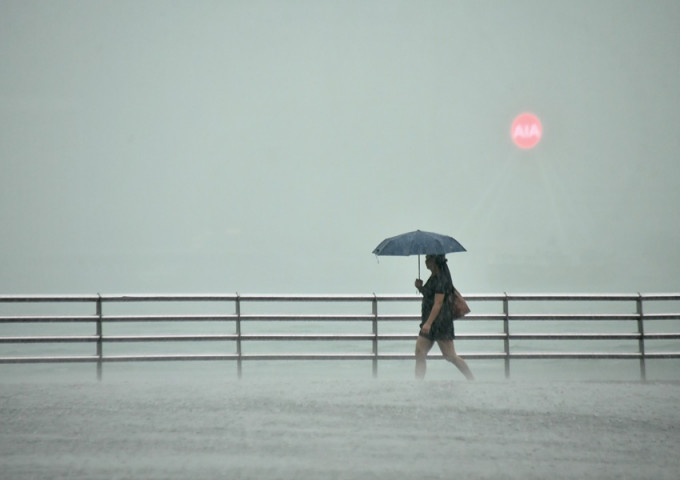 天文台預料強雷雨區未來一兩小時影響本港。資料圖片