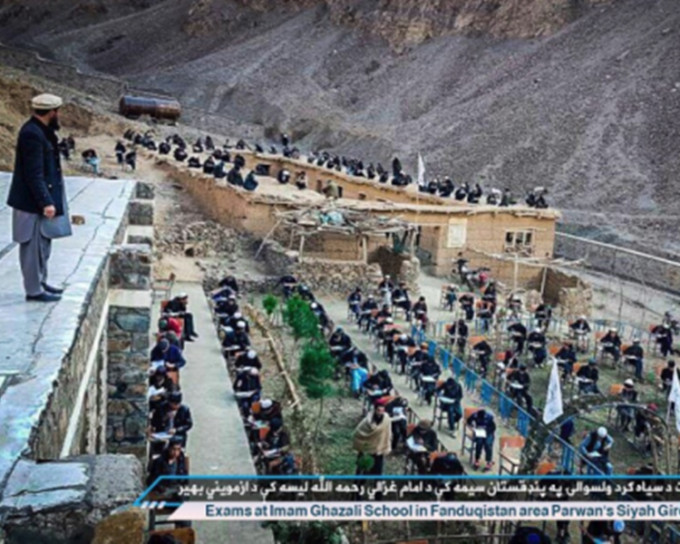 塔利班武裝分子在高處手持AK-47步槍監考。網圖