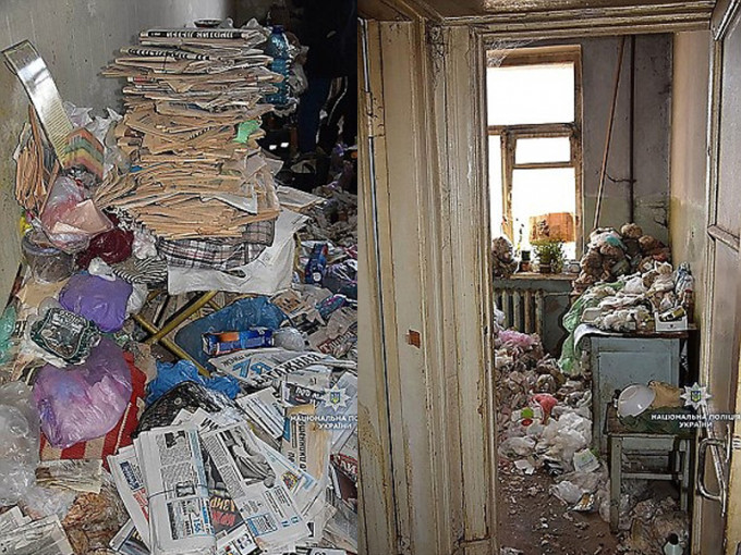屋内堆满了报纸和大量的垃圾，看起来就像废墟。（网图）