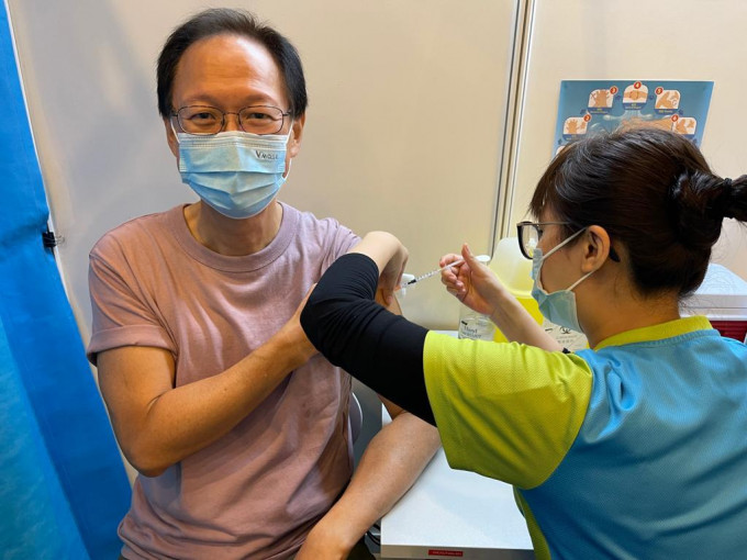 陈南禄接种科兴疫苗。