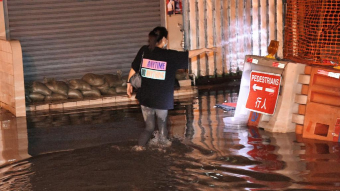 鲤鱼门三家村一带受台风吹袭下，水深一度及膝。资料图片