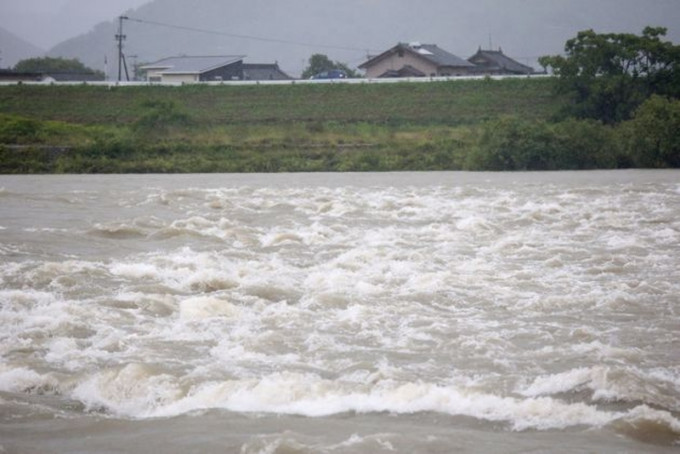 日本西南部持續暴雨，鹿兒島市及霧島市政府發布第二高的第四級大雨警戒級別。（網圖）