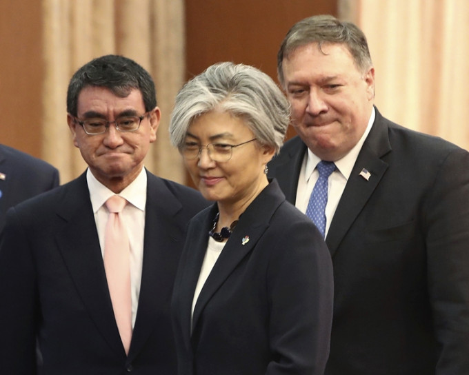 蓬佩奧(右)、康京和(中)及河野太郎(左)進行3國外長會談。AP