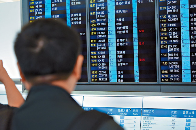 國泰航空昨日再有至少21班來往香港航班被取消。