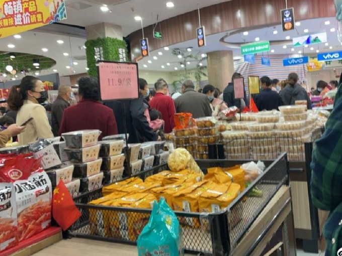 江苏常州有大批民众抢购食物及日用品等。 （网上图片）