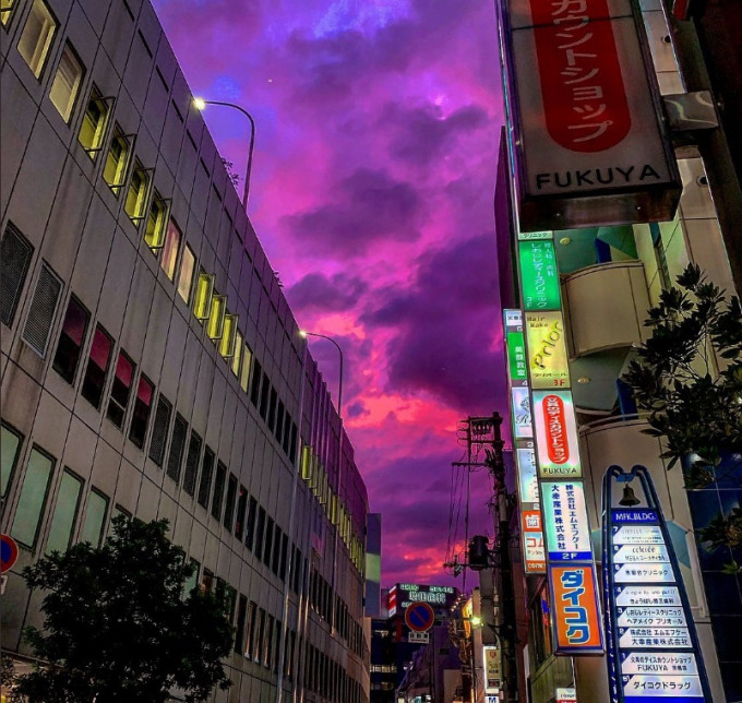 天空一片紫色。网民图片