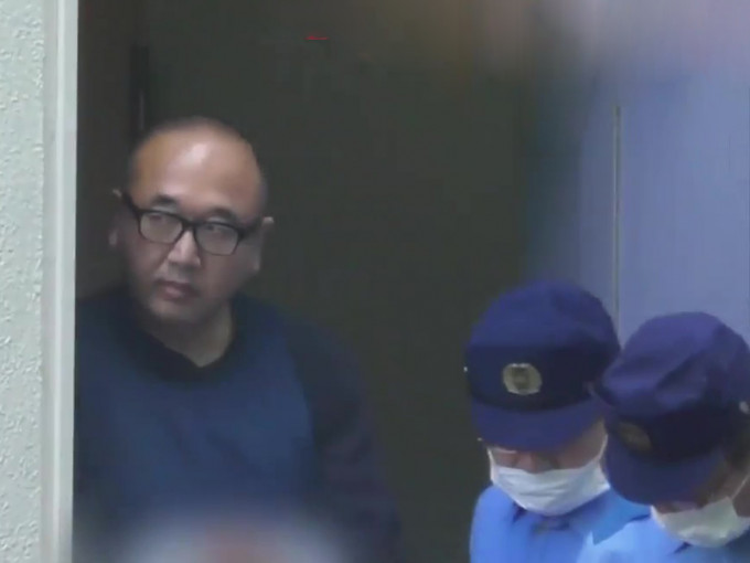 警方在长冈雅人家中发现用刀切过的尸体及2颗被剁下的头颅，立即将长冈雅人逮捕。（网图）
