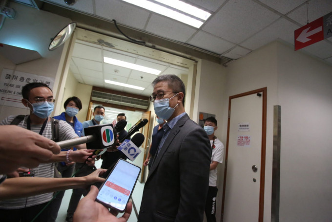 萧泽颐离开医院时表示，搜救工作仍然继续。
