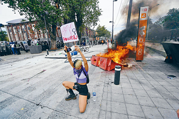 墨西哥城一名女子在三八妇女节上街示威。