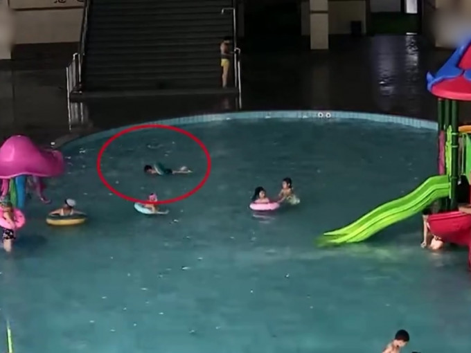 泳池的闭路电视录下了男童挣扎的过程。　影片截图