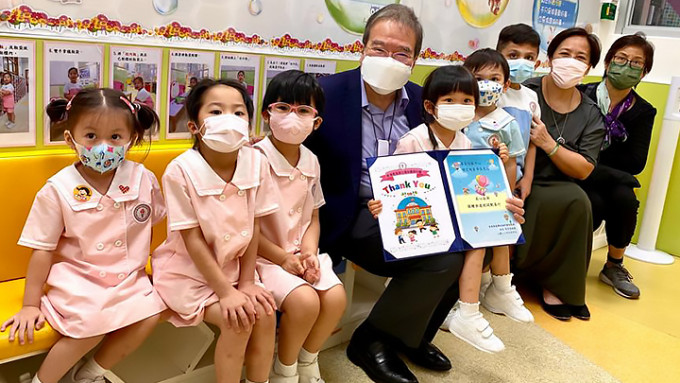 华大基因董事长胡定旭捐赠快测剂予幼儿园。