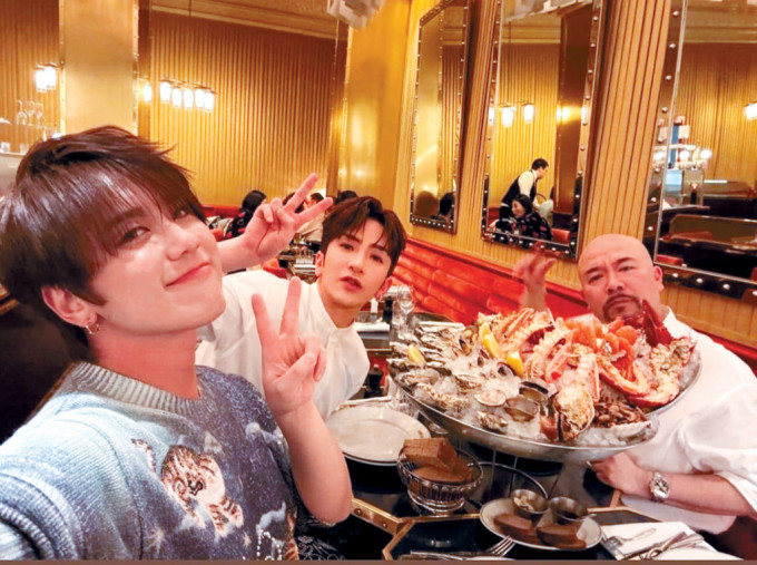 姜涛、AL、Wyman相约食海鲜大餐。