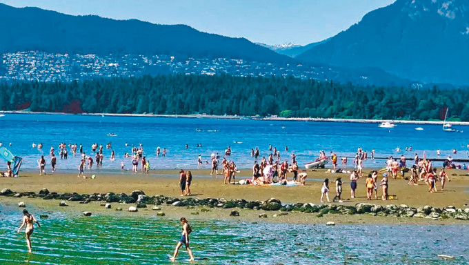 熱浪近日席捲加拿大西部，大溫哥華地區不少民眾到海灘避暑。