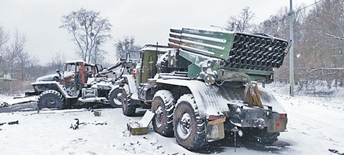 在乌东哈尔科夫被摧毁的俄军多管火箭发射器。