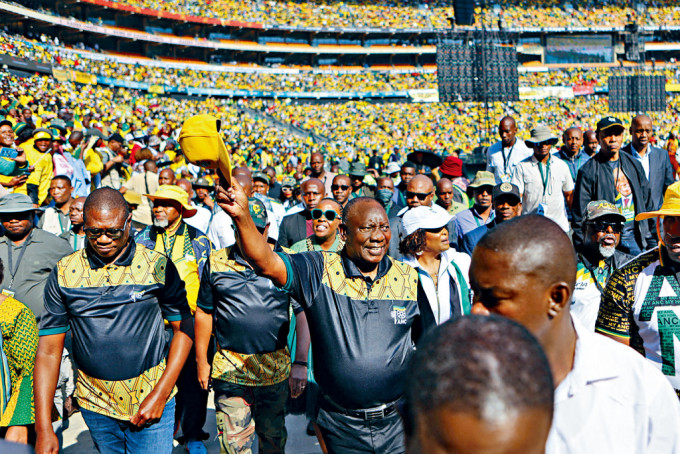 身兼非国大主席的南非总统拉马福萨（中），上周六在约翰内斯堡出席选前最后造势。