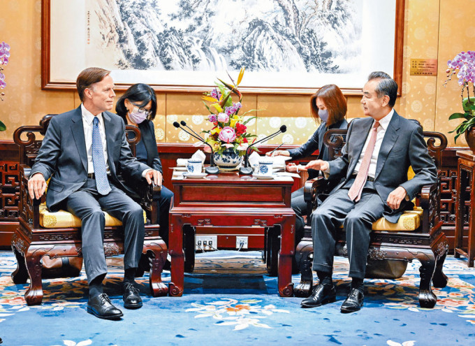 王毅（右）會見美國駐華大使伯恩斯。