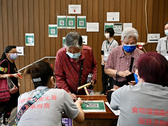 调查指逾半市民不满政府抗疫表现。资料图片