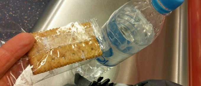 港鐵職員向滯留乘客派發食水及餅乾。