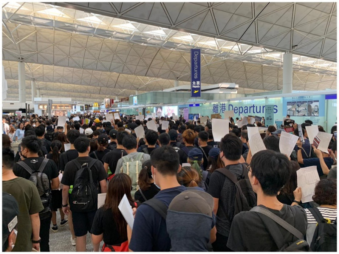 民航局指香港機場安全運行受影響。