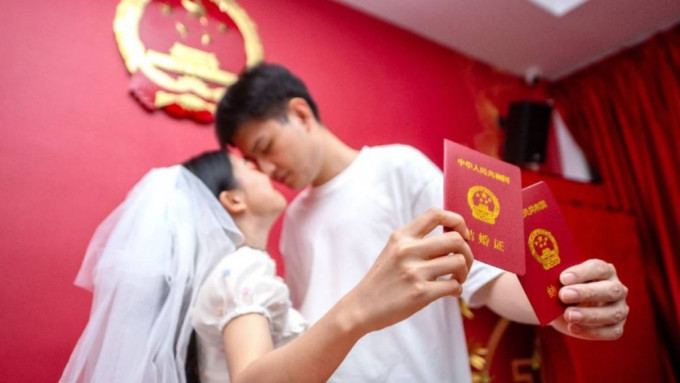 內地再推便利結婚措施，新人毋須一定返回老家領證。新華社