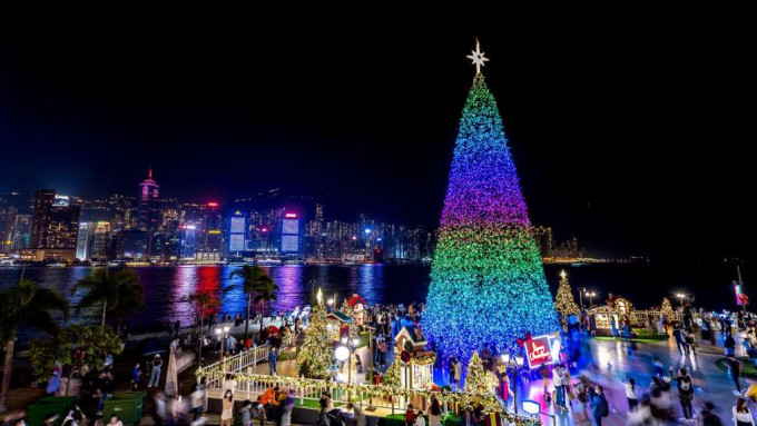 「香港繽紛冬日巡禮」平安夜及聖誕節延長開放時間，而除夕則提早關閉。旅發局圖片