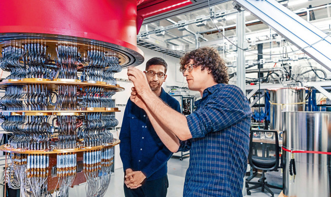 Google行政總裁皮查伊（左）查看一部量子電腦。