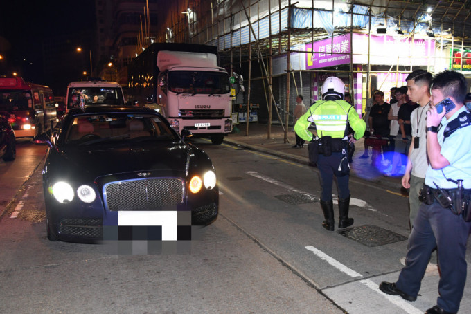 中港牌賓利違例遭警截 女乘客助司機狂灌水 雙雙被捕│有片 中港牌賓利違例遭警截 女乘客助司機狂灌水 雙雙被捕│有片