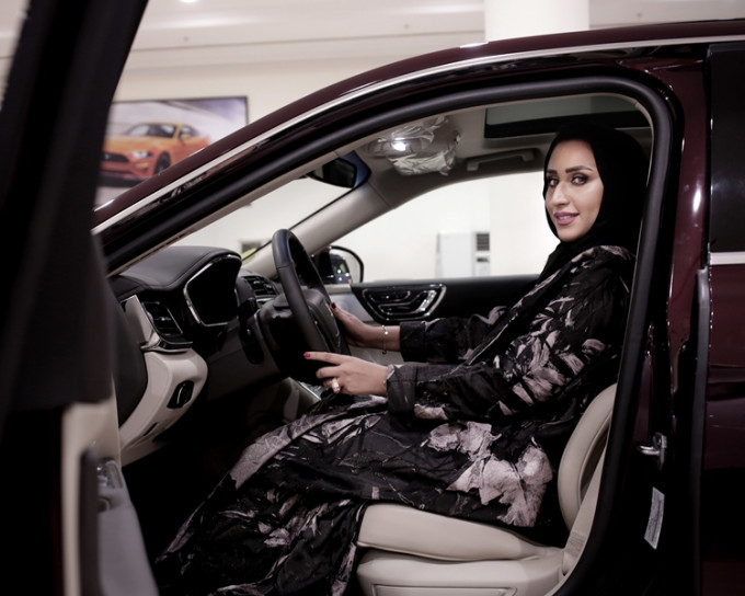 沙特阿拉伯正式批准領有駕駛執照的女士們駕車在街上行駛。AP