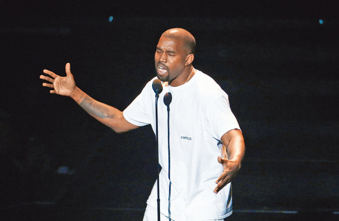 Kanye再次以包頭造型現身新碟試聽派對。
