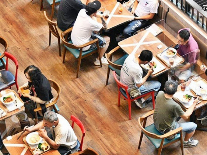 有研究發現，南韓一名高中生曾與確診患者於同一餐廳共處5分鐘，在未有接觸、位置相隔幾張枱的情況下，仍然被傳染。資料圖片（示意圖）