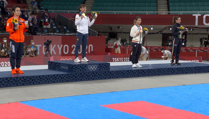 劉慕裳出席東京奧運頒獎禮，領取空手道個人形銅牌。電視截圖