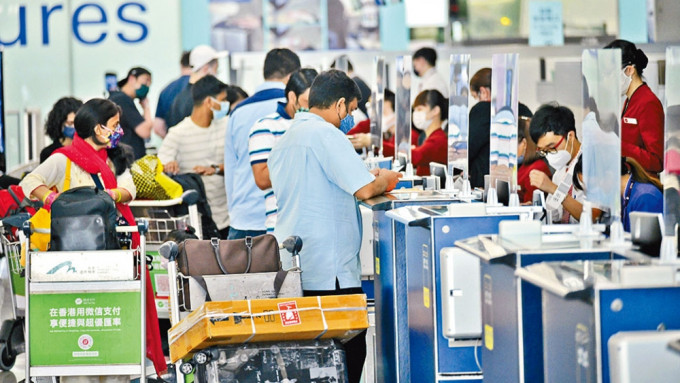 政府日前宣布放宽来港人士检疫期，有航企往来香港机票价格急升。