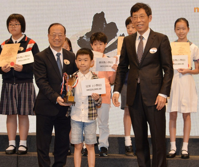 獲得中文組冠軍的小四生何俊良，計劃將獎金買按摩機送給母親。