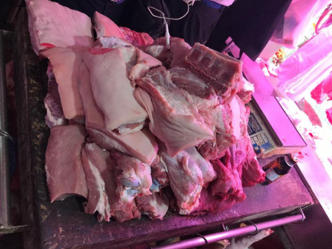 食環署在元朗一間持牌鮮肉檔，檢獲約60公斤懷疑冰鮮豬肉調查。政府新聞處