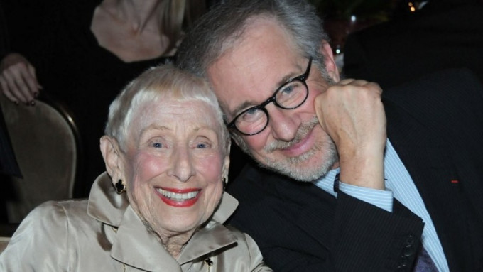 史提芬史匹堡的97歲
母親Leah Adler，昨日在洛杉磯逝世。