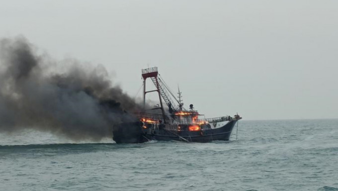 渔船起火冒出大量浓烟。