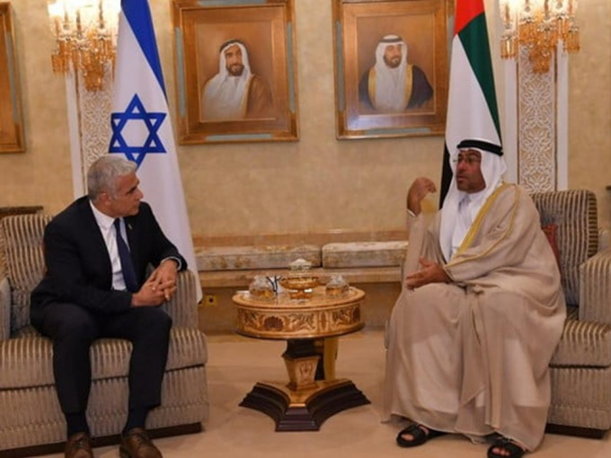 以色列外長拉皮德(左)抵達阿聯酋，展開2日訪問行程。拉皮德社交網站圖片