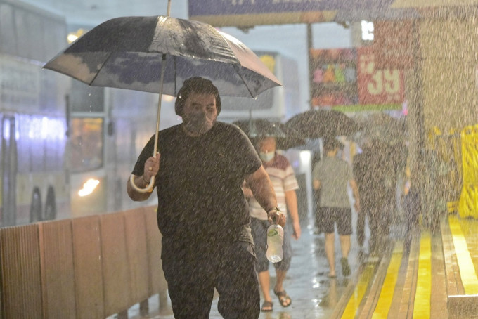 与热带风暴卢碧相关的外围雷雨带正影响珠江口。资料图片