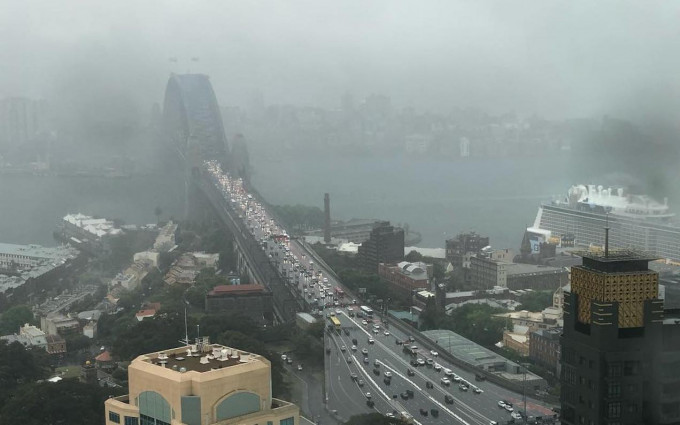 雪梨陸空交通大混亂。網上圖片