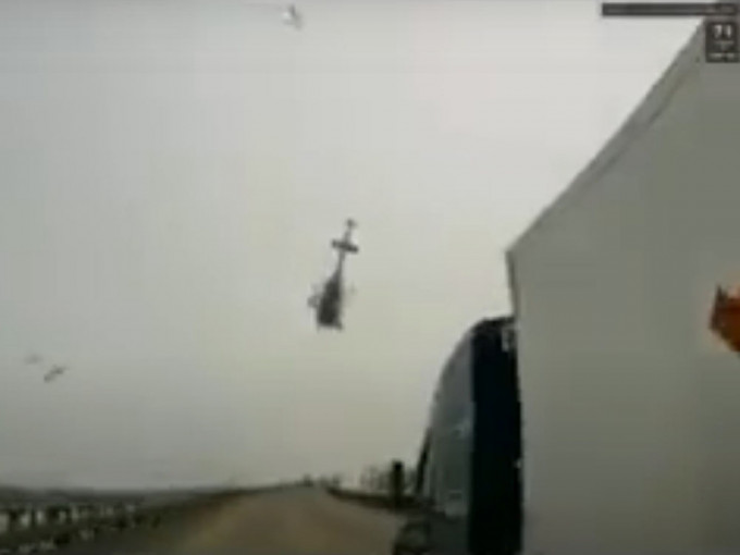 直升機撞電纜墜毀公路影片曝光。影片截圖